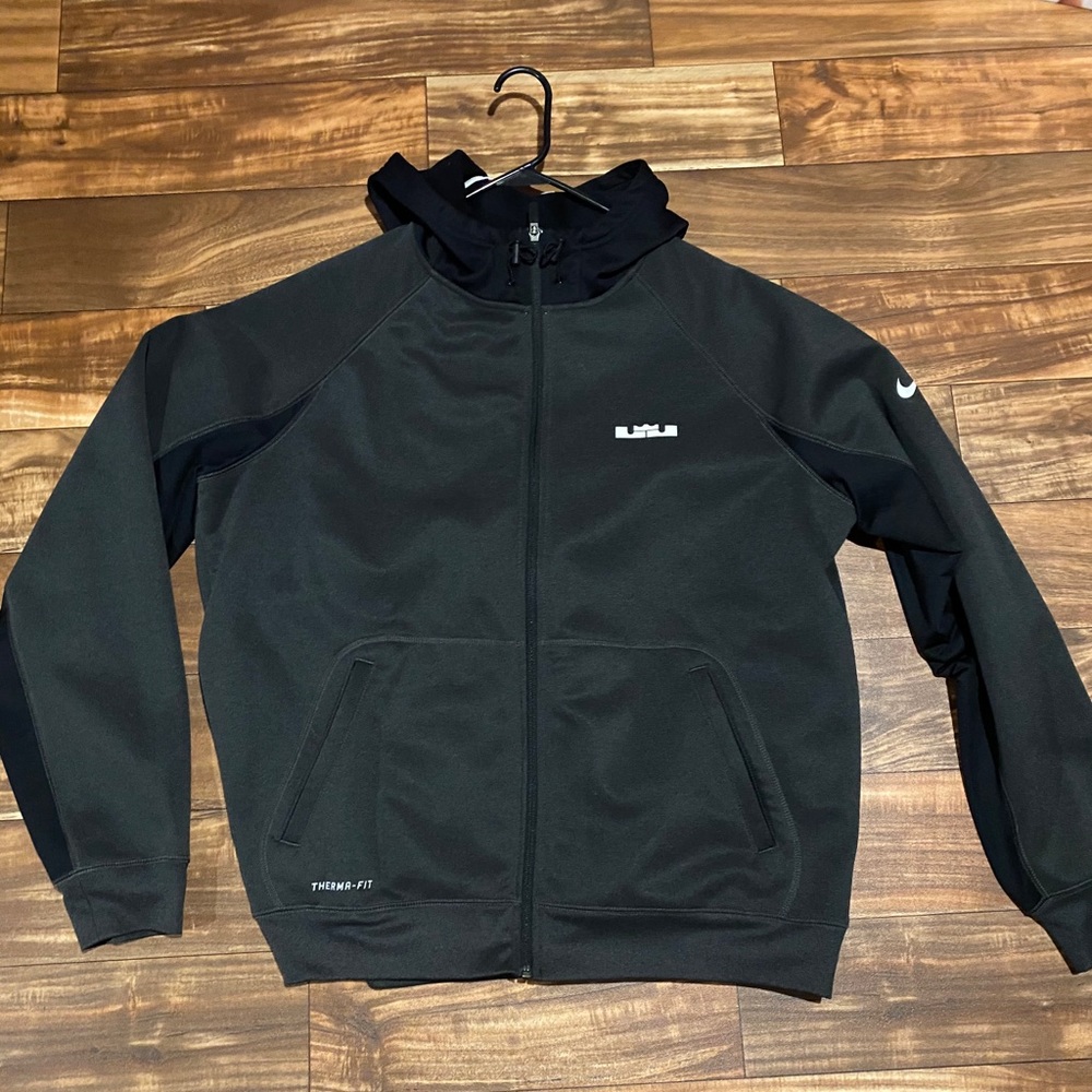 LIKE BRAND NEW! Nike LeBron Therma-fit zip up